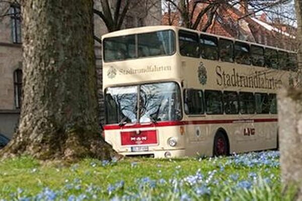 Stadtrundfahrten: Doppeldecker fährt durch die Innenstadt