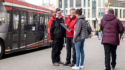 Mobilitätsberater informieren Passantin.