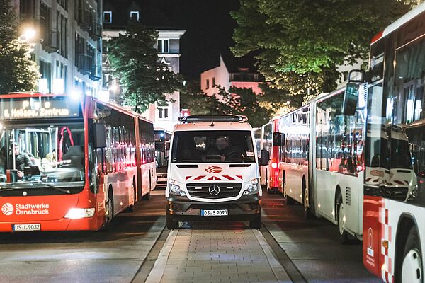 Busse bei Nacht in der Innenstadt Osnabrück. Sicher durch's Nachtleben 