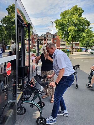 Einstieg in den Bus mit Rollator