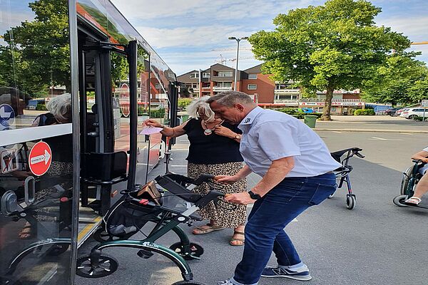 Einstieg in den Bus mit Rollator 