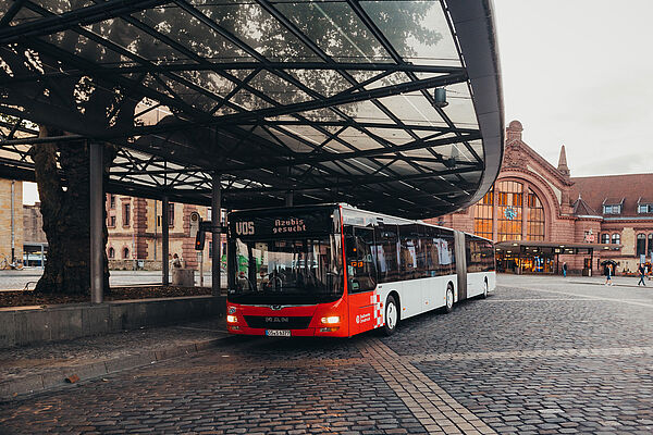 Bus hält am zentralen Umstiegspunkt in Osnabrück. Hier am Bahnhof 