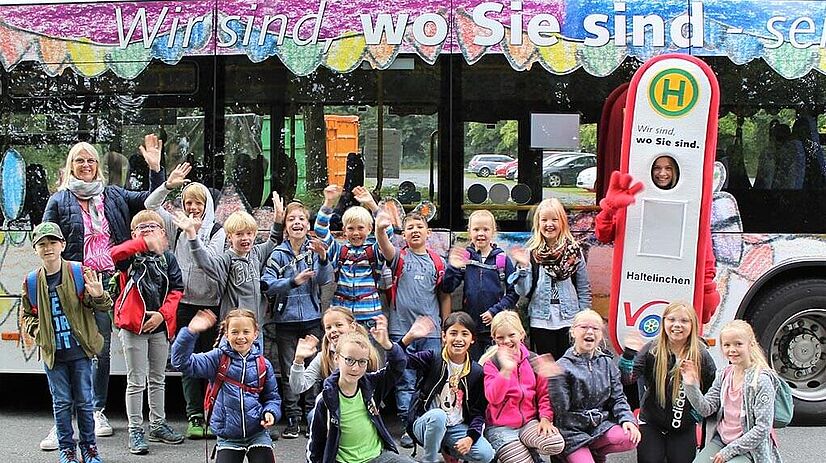 Malwettbewerb Grundschüler Bissendorf vor Bus mit VOS Maskottchen Haltelinchen.