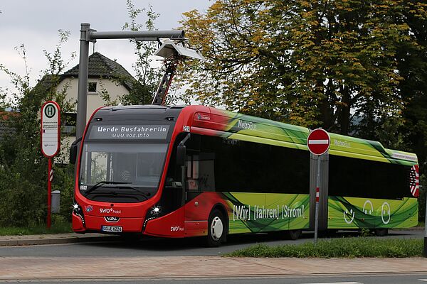 Bus an der Ladesäule mit der Aufschrift "Werde Busfahrer der VOS" 