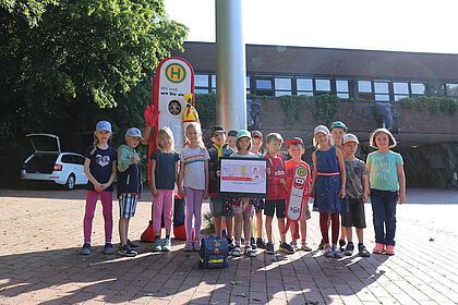 Grundschüler i - Männchen aus Bohmte vor dem Eingang des Osnabrücker Zoos.