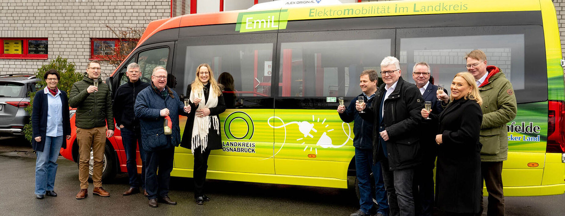 Personen auf der Fahrzeugtaufe des ersten E-Busses des VOS-Süd-Partnerunternehmens Hummert mit den Taufpaten Landrätin Anna Kebschull und Bad Rothenfeldes Bürgermeister Klaus Rehkämper