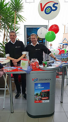 Mobilitätsberater an dem Stand der V O S auf einer Fahrradmesse.