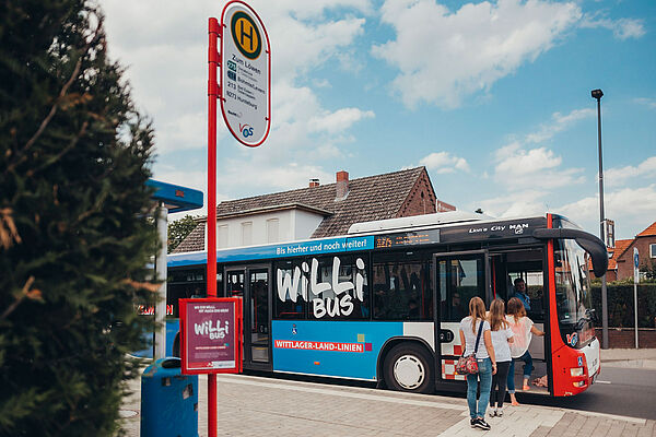 WilliBus mit einsteigenden Fahrgästen an einer Haltestelle