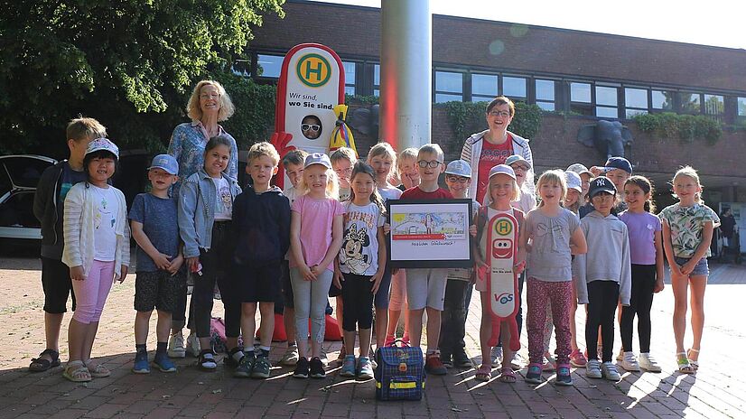 Die i - Männchen Grundschüler aus Dissen stehen vor dem Eingang des Osnabrücker Zoos.