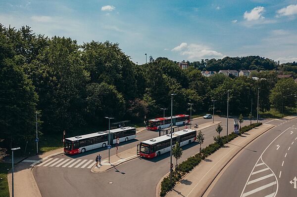 Luftaufnahme Haltestelle mit Linienbussen im Südkreis.