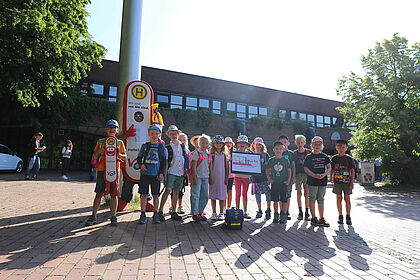 Grundschüler i - Männchen aus Wallenhorst vor dem Eingang des Osnabrücker Zoos.