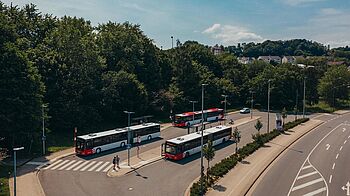 Luftaufnahme Haltestelle mit Linienbussen im Südkreis.