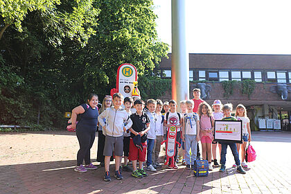 Grundschüler i - Männchen der Rosenplatzschule Osnabrück vor dem Eingang des Osnabrücker Zoos.