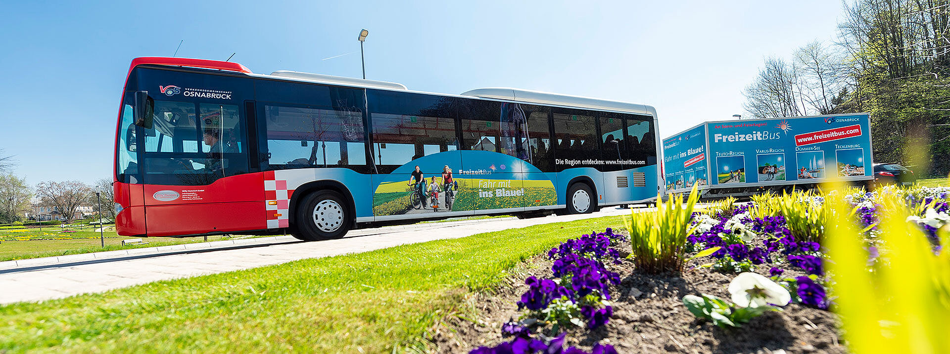 Der FreizeitBus mit Anhänger auf einer Landstraße