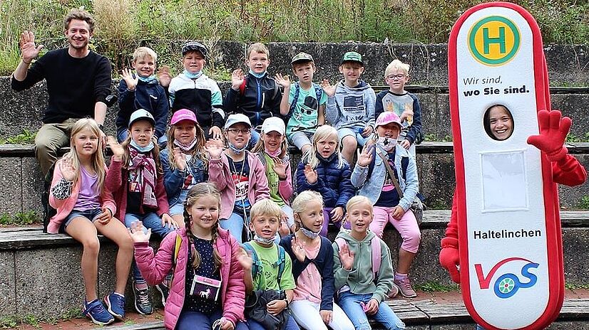 Malwettbewerb Grundschüler Merzen mit VOS Maskottchen Haltelinchen.