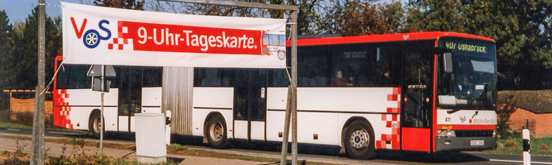 V O S Geschichte 1997. Ein Transparent vor einem Linienbus wirbt für eine 9 Uhr Tageskarte.