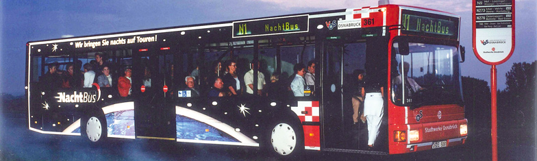 V O S Geschichte 1999. Ein Linienbus voll besetzt mit Fahrgästen in der Dämmerung und reflektierendem Schriftzug NachtBus.