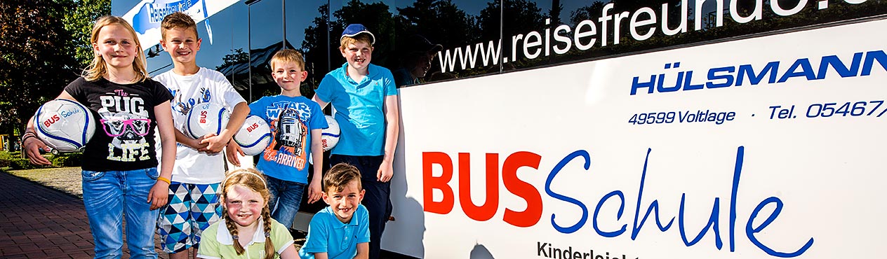 Eine Gruppe Kinder vor dem BusSchule Bus.