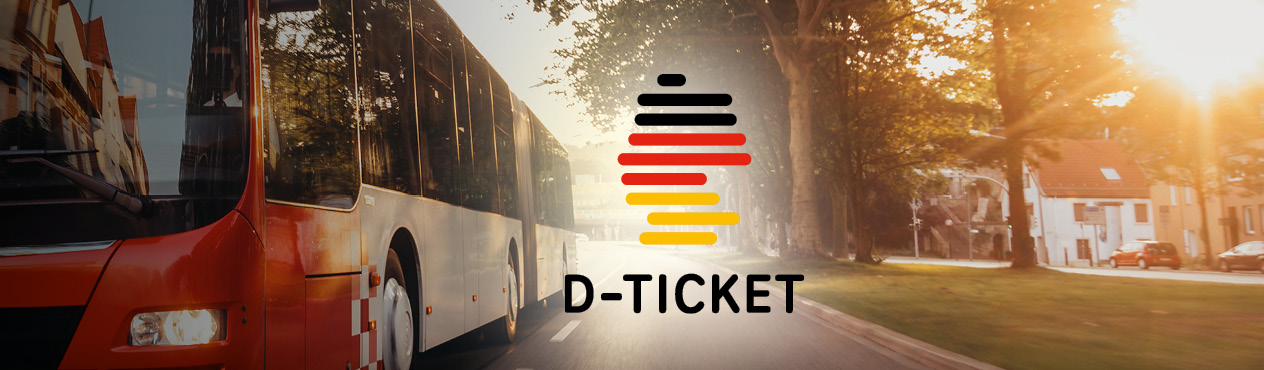 Ein Linienbus fährt über eine innerstädtische Baumallee. Mittig im Bild das Logo des Deutschland-Tickets.